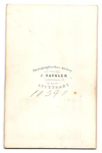 Fotografie J. Gaukler, Stuttgart, Portrait junger Knabe im Anzug mit Hut und Fliege