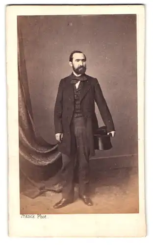 Fotografie Franck, Paris, Place de la Bourse 15, Portrait Herr im dunklen Anzug mit Vollbart und Zylinder