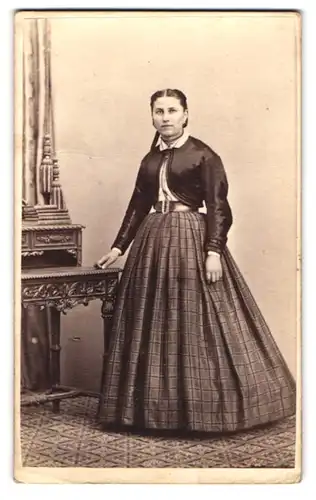 Fotografie H. Leykum jun., Brandenburg a. H., Portrait junge Dame im karierten Rock mit schwarzen Bolero