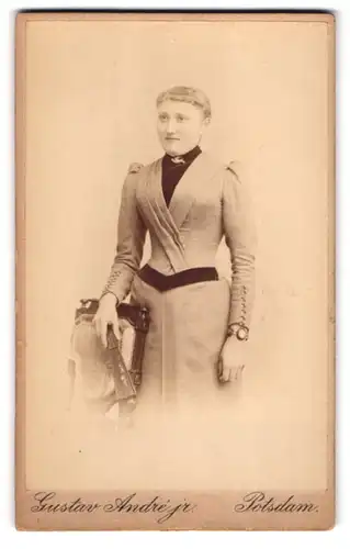 Fotografie Gustav André jr., Potsdam, Spandauerstr. 34, Junge Dame im modischen Kleid