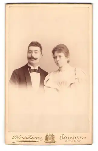 Fotografie Selle & Kuntze, Potsdam, Schwertfegerstr. 14, Junges Paar in eleganter Kleidung