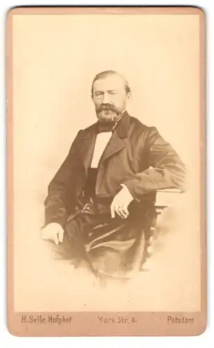 Fotografie Hermann Selle, Potsdam, York-Str. 4, Älterer Herr in eleganter Kleidung mit Bart