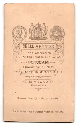 Fotografie Selle & Kuntze, Potsdam, Schwertfegerstr. 14, Junger Herr in modischer Kleidung