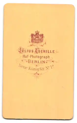 Fotografie Julius Zschille, Berlin, Neue König-Str. 1 a, Halbwüchsiger Knabe in modischer Kleidung