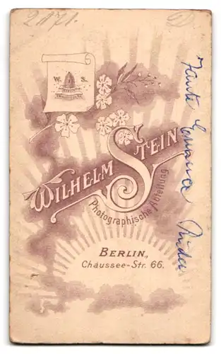 Fotografie Wilhelm Stein, Berlin-N, Chausseestr. 66, Junge Dame im modischen Kleid
