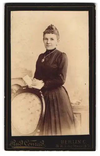 Fotografie Rud. Conrad, Berlin, Königstr. 34-36, Junge Dame im Kleid mit Amulett