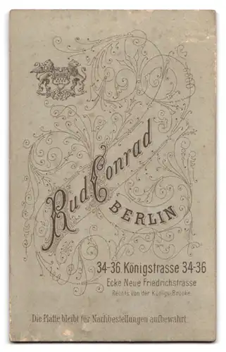 Fotografie Rud. Conrad, Berlin, Königstr. 34-36, Junge Dame im Kleid mit Amulett