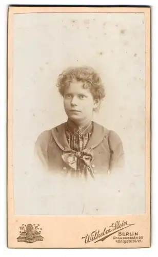 Fotografie Wilhelm Stein, Berlin, Chausseestr. 66, Königstr. 20-21, Junge Dame in mdosicher Kleidung