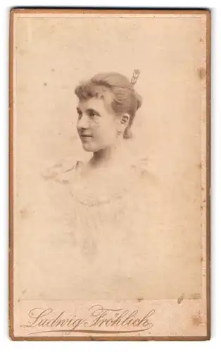 Fotografie Ludwig Fröhlich, Berlin-W., Lützow-Str. 73, Junge Dame mit zeitgenössischer Frisur