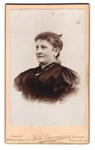 Fotografie Wilh. Scharmann, Berlin-W., Taubenstr. 34, Bürgerliche Dame im Kleid