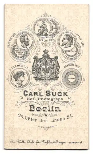 Fotografie Carl Suck, Berlin-W., Unter den Linden 24, Junge Dame mit Kragenbrosche