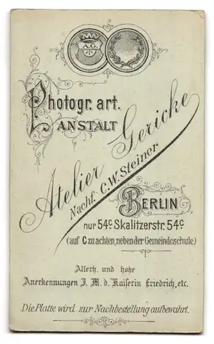 Fotografie Atelier Gericke, Berlin-SO, Skalitzerstr. 54 c, Junge Dame im modischen Kleid