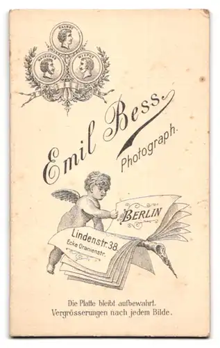 Fotografie Emil Bess, Berlin, Lindenstr. 38 Ecke Oranienstr., Junge Dame im Kleid