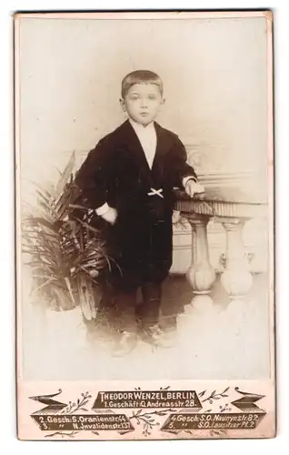 Fotografie Theodor Wenzel, Berlin-O., Andreasstr. 28, Kleiner Junge in modischer Kleidung
