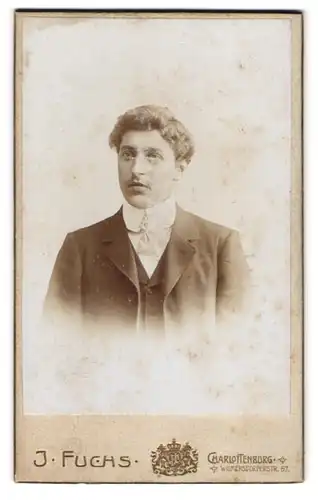 Fotografie J. Fuchs, Berlin-C., Königstr. 52, Junger Herr im Anzug mit Krawatte