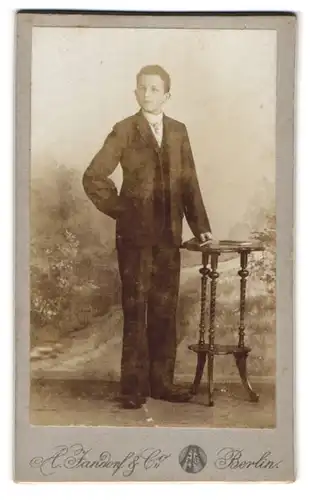 Fotografie A. Jandorf & Co., Berlin-SW, Belle-Alliance-Str. 1-2, Junger Mann im Anzug mit Krawatte