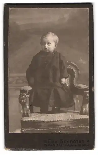 Fotografie Emil Schröter, Berlin-Spandau, Potsdamer Str. 31-32, Kleines Kind im modischen Kleid