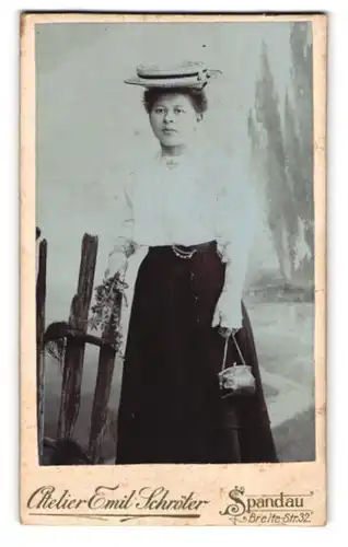 Fotografie Emil Schröter, Berlin-Spandau, Breitestr. 32, Junge Dame in weisser Bluse und Rock