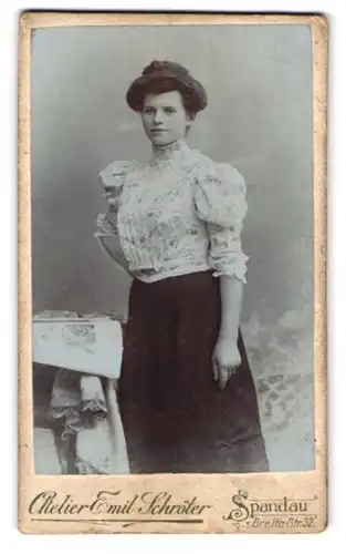Fotografie Emil Schröter, Berlin-Spandau, Breitestr. 32, Junge Dame in hübscher Bluse und Rock