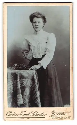 Fotografie Emil Schröter, Berlin-Spandau, Breitestr. 32, Junge Dame in hübscher Bluse und Rock
