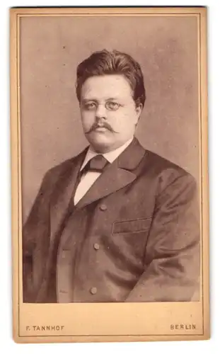 Fotografie F. Tannhof, Berlin-N., Chausséestr. 54, Modisch gekleideter Herr mit Brille und Schnauzbart