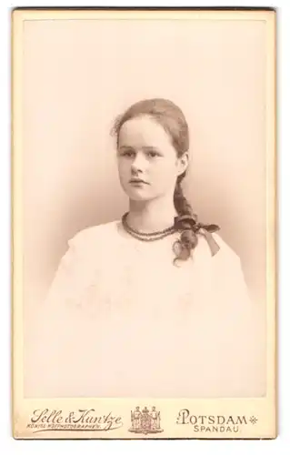 Fotografie Selle & Kuntze, Potsdam, Schwertfeger-Str. 14, Junge Dame mit Zopf und Halskette