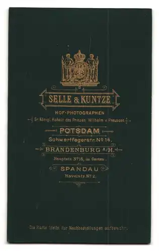 Fotografie Selle & Kuntze, Potsdam, Schwertfegerstr. 14, Ältere Dame mit Haube und Kragenbrosche