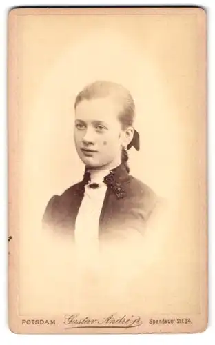 Fotografie Gustav André jr., Potsdam, Spandauer-Str. 34, Junge Dame mit Kragenbrosche
