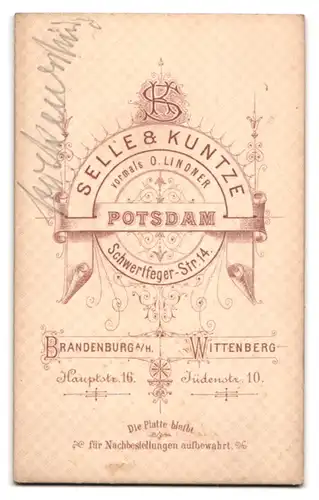 Fotografie Selle & Kuntze, Potsdam, Schwertfeger-Str. 14, Junge Dame in hübscher Kleidung