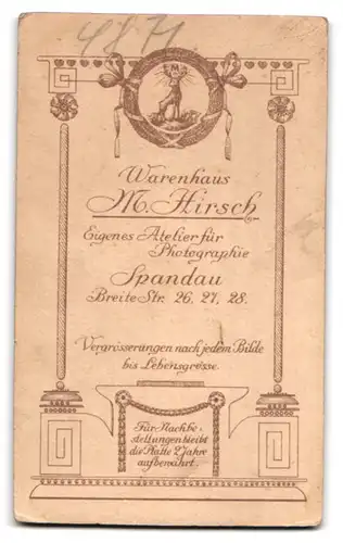 Fotografie Warenhaus M. Hirsch, Berlin-Spandau, Breite Str. 26-28, Junge Dame im Kleid mit Zwicker und Buch