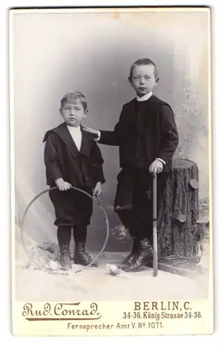 Fotografie Rud. Conrad, Berlin-C., König-Str. 34-36, Zwei modisch gekleidete Jungen mit Reifen