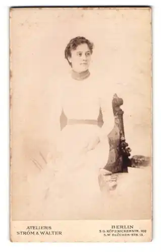 Fotografie Strom & Walter, Berlin-SO, Köpenicker Str. 102, Junge Dame im weissen Kleid