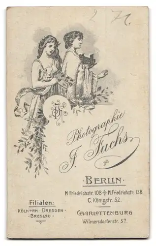 Fotografie J. Fuchs, Berlin-N. Friedrichstr. 108, Modisch gekleidete Dame mit Kragenbrosche