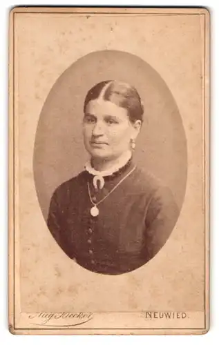 Fotografie August Becker, Neuwied, Rheinstr. 45, Junge Dame mit Kragenbrosche und Amulett