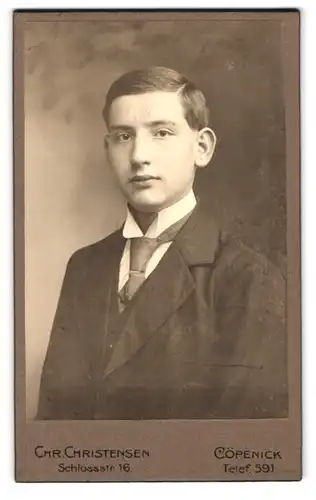 Fotografie Chr. Christensen, Berlin-Köpenick, Schlossstr. 16, Junger Mann im Anzug mit Krawatte