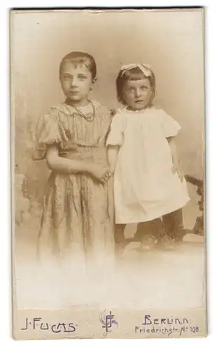 Fotografie J. Fuchs, Berlin-N., Friedrichstr. 108, Mädchen im Kleid mit Schwesterchen an der Hand