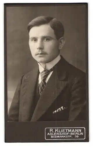 Fotografie R. Klietmann, Berlin-Adlershof, Bismarckstr. 39, Junger Herr im Anzug mit Krawatte
