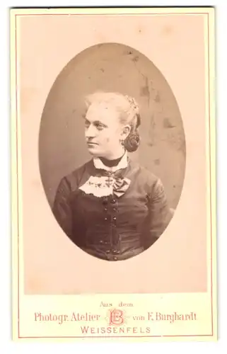 Fotografie E. Burghardt, Weissenfels, Saalstr. 248, Junge Dame in modischer Kleidung