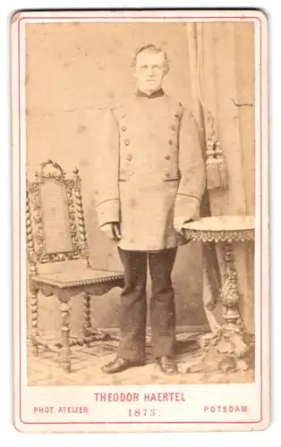 Fotografie Theodor Haertel, Potsdam, Charlotten-Str. 25, Soldat in Uniform
