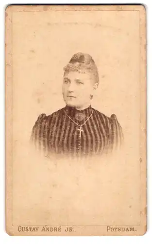 Fotografie Gustav André jr., Potsdam, Spandauer Str. 34, Junge Dame mit Kragenbrosche und Kreuzkette