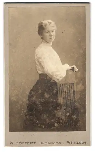 Fotografie W. Höffert, Potsdam, Humboldtstr. 1, Junge Dame in weisser Bluse und Rock