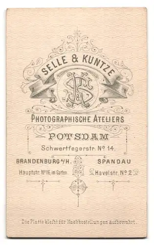 Fotografie Selle & Kuntze, Potsdam, Schwertfegerstr. 14, Kleines Kind im hübschen Kleid