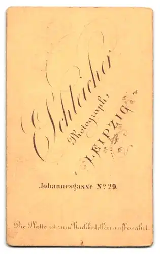 Fotografie E. Schleicher, Leipzig, Johannesgasse 29, Wonneproppen mit Plüschtier