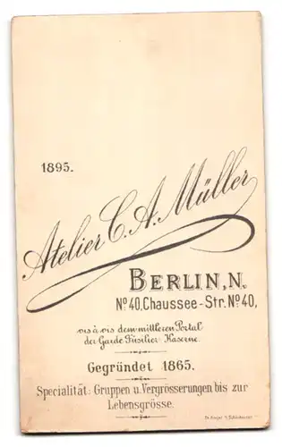 Fotografie Atelier C. A. Müller, Berlin, Chaussee-Strasse 40, Fräulein mit gescheiteltem Haar und Perlenhalskette