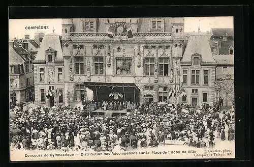 AK Compiegne, Distribution des Recompenses sur la Place de l`Hôtel de Ville