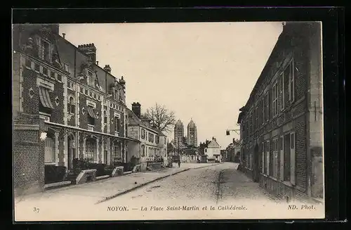 AK Noyon, La Place Saint-Martin et la Cathedrale