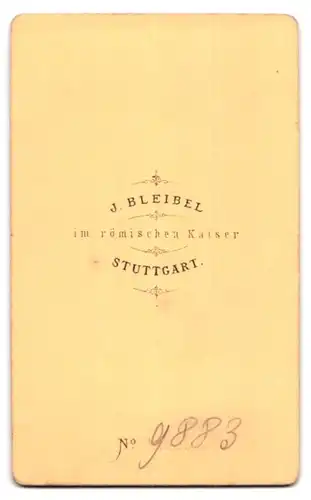 Fotografie J. Bleibel, Stuttgart, im römischen Kaiser, Junge Dame mit Camée am Halsband