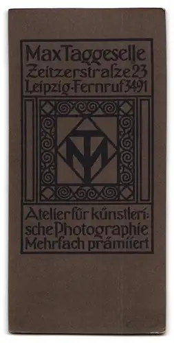 Fotografie M. Taggeselle, Leipzig, Zeitzerstrasse 23, Junger Mann mit Zwicker im Sonntagsstaat