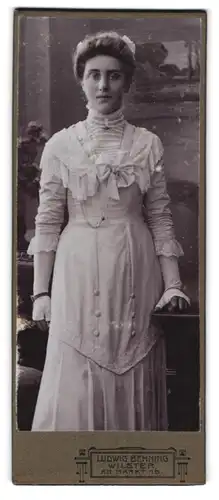 Fotografie Ludwig Behning, Wilster, Am Markt 15, Junge Frau im weissen taillierten Kleid