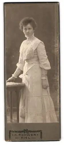 Fotografie A. Rohwer, Kiel, Brunswike Strasse 15a, Junge Frau mit toupiertem Haar im weissen Kleid